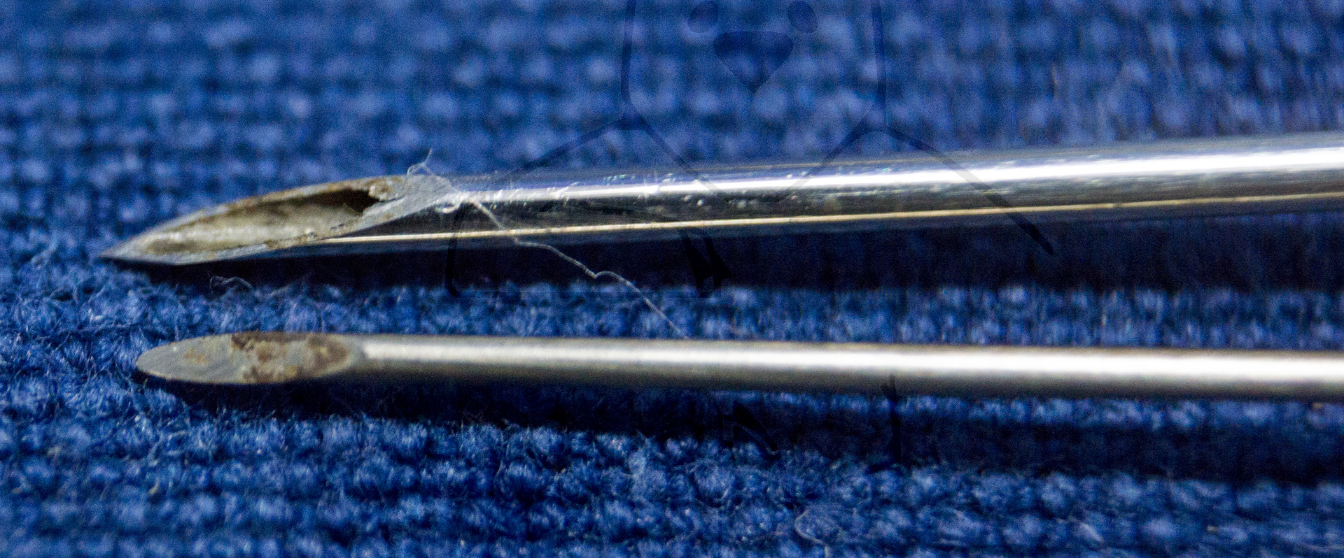 Instrumentenbox zur Lumbalpunktion, um 1930, Detailaufnahme, Kanüle zur Lumbalpunktion und dazugehöriger Seele